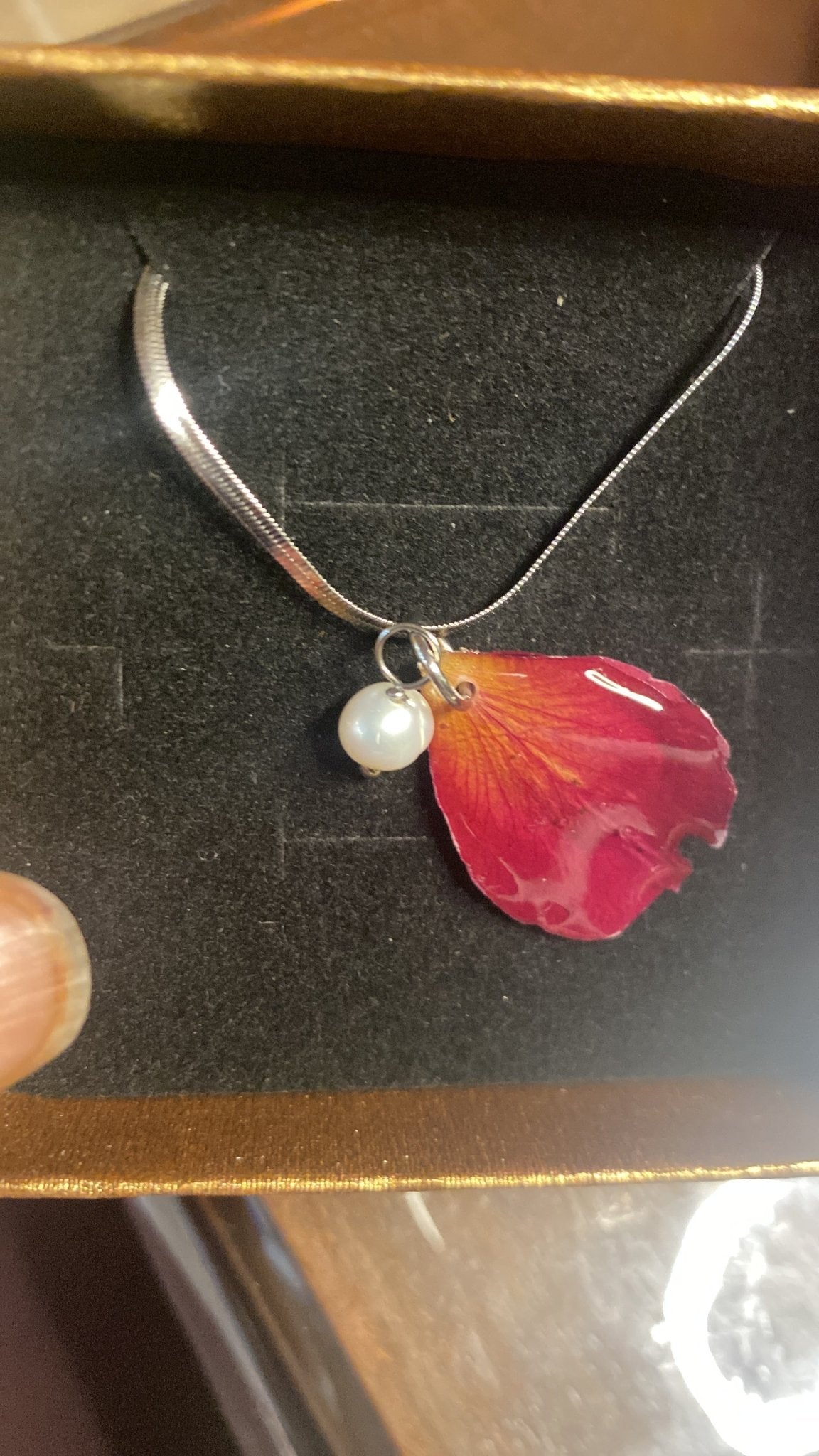 Rose Petal pendant with Chain - Le Surfing Cormorant