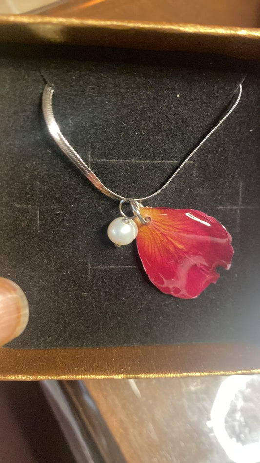 Rose Petal pendant with Chain - Le Surfing Cormorant